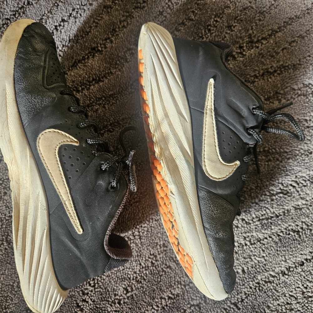 Nike indoor turf sneakers, Kids 2Y - Picture 7 of 14